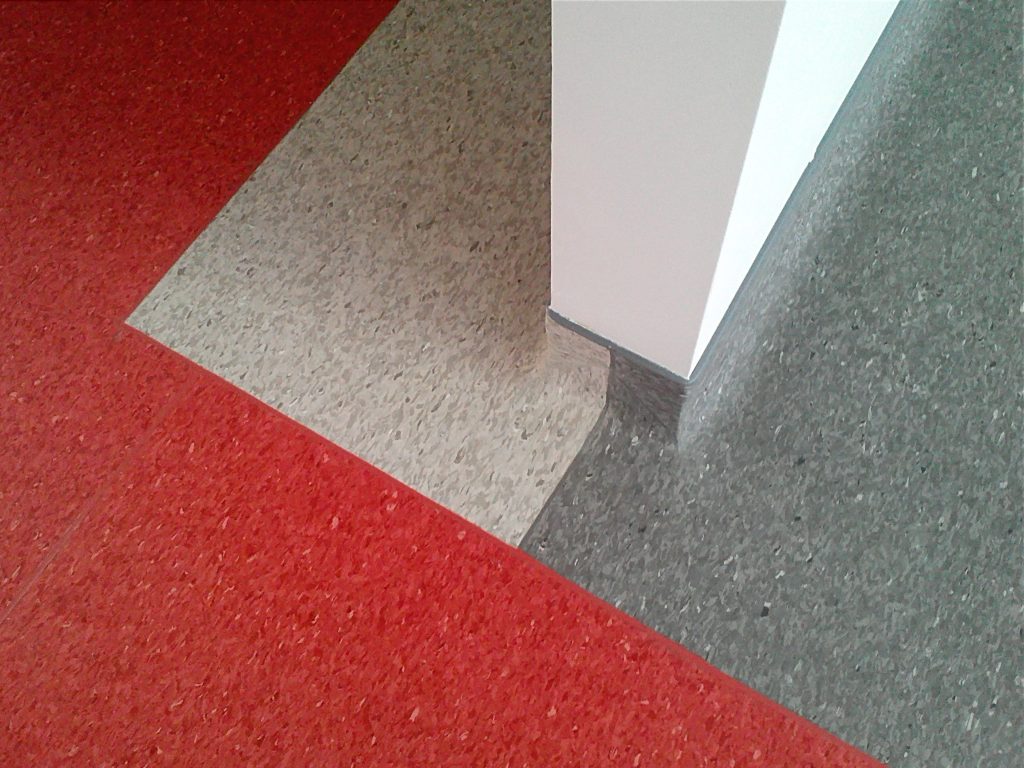 covor pvc cu ridicare pe perete