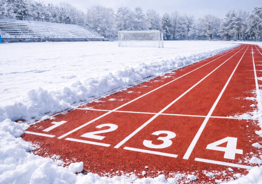 Zăpada și umezeala: testul de rezistență al terenurilor cu pardoseli din tartan